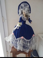 Grande Poupée Porcelaine Musicale tournante Vintage sur socle H 54 Cm L 44 Cm