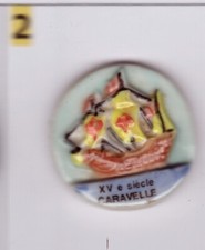 Pin's Badge en porcelaine ceramique Bateau voilier sailing XVe siecle Caravelle