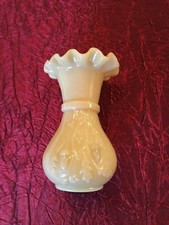 Petit vase en opaline de foire beige