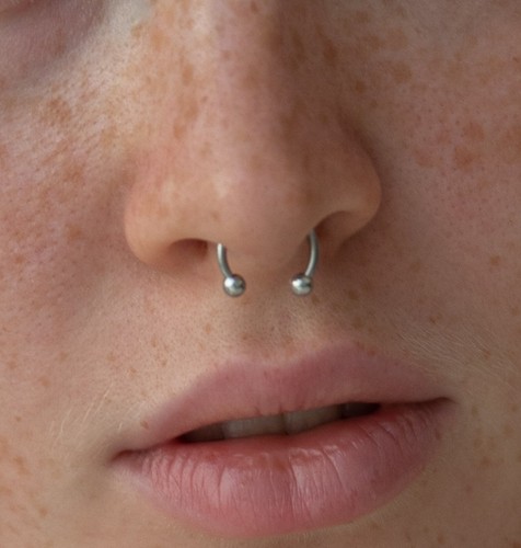 Piercing barre fer - , à