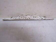 ancienne boiserie fronton patiné blanc