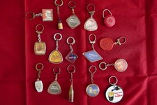 Lot de Porte-clés anciens Thème alcool cave- 16 porte-clés