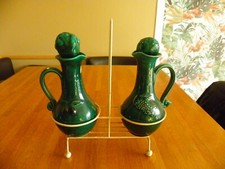 SERVITEUR SUR PIEDS AVEC