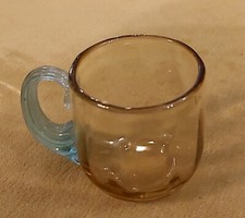 Petit verre soufflé à liqueur de Georges Sand dans les tons ambre et bleu