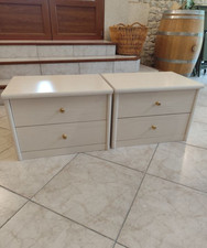 Deux tables de chevet