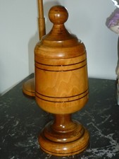 ANCIEN POT COUVERT SUR PIED EN