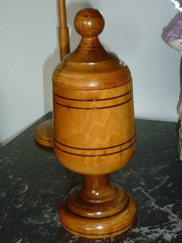 Ancien pot couvert sur pied - ancien,