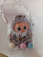 La Bubu Avec Ses Petits Vêtements Sa Pochette Transparente Avec Sa Cordelette