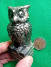 Briquet en étain en forme de chouette perchée sur livres 8,5cm de haut TBE