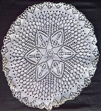 Ancien napperon rond fait main. Diamètre 35 cm