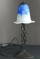  DAUM ET HIPPOLYTE FOURNET, LAMPE D'APOINT fer forgé et verre nuagé.