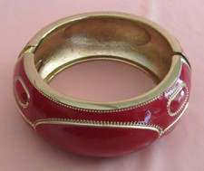 Bracelet émail rouge fermeture clic clac vintage