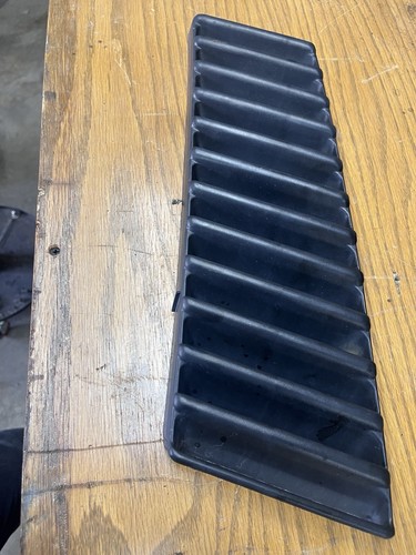 Rear side vent grill - rear,