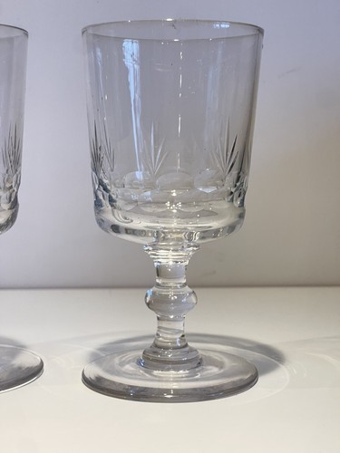 Trois anciens verres - anciens, pied