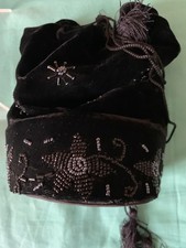 Jolie aumônière velours brodée de perles