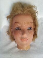 Tête ancienne en terre cuite yeux en verre et perruque