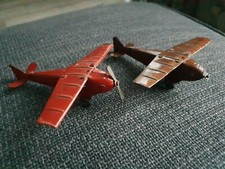 2 avions en tôle ancien