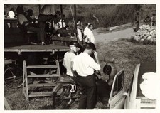 ANCIENNE PHOTOGRAPHIE 1964 COLLECTION MOTO CROSS COURSE CHANGEMENT DE CASQUE
