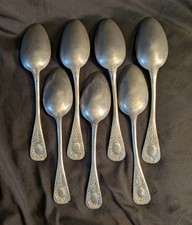 7 anciennes Cuillères à Ragoût ou Soupe,  Étain souple, Gravure Médaillon