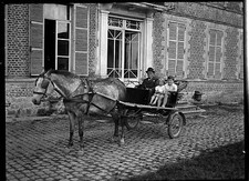 Homme & enfant carriole cheval château - Ancien négatif photo an. 1930