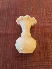 Ancien petit vase en opaline de foire beige