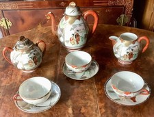 SERVICE à THE ou CAFÉ  en porcelaine fine du Japon, décor d’iris