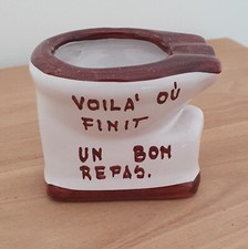 Petit Cendrier humoristique en céramique blanche et marron L 8 x l 6 x H 6.5 cm