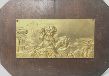 plaque en bronze doré décor