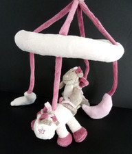 F8. Doudou rond d'activité Noukies à suspendre Dragon Cheval Victoria Lucie rose