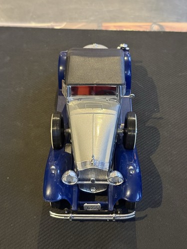 Voiture vintage cabriolet bleu