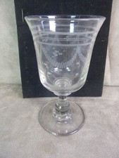 JOLI VERRE A PIED, soufflé et taillé, ancien.