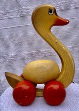 Jouet bois Kouvalias  cane avec un oeuf tournant lorsque la cane roule  - N°2