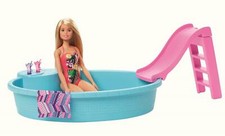 NRFB poupée BARBIE blonde et sa piscine/tobbogan + accessoires GHL91