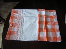 parure de lit de bébé blanc bordé de carreaux orange et broderie anglaise