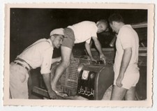 photo anonyme 1962 le coup de la panne - trio masculin humour Algérie voiture