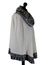 Poncho péruvien en laine avec col plissé, frise lamas ORIGINE PEROU