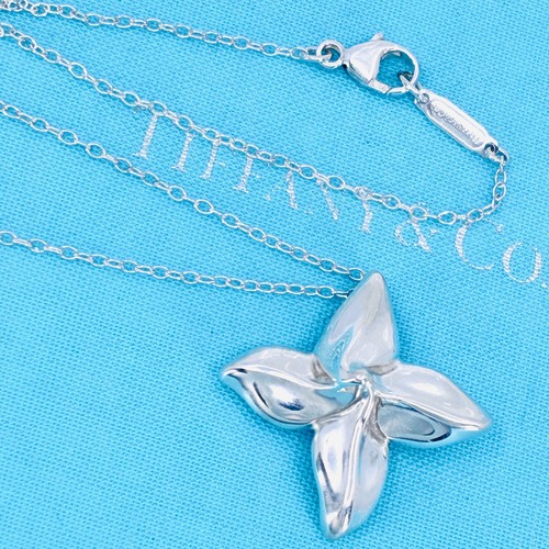 Collier pendentif fleur