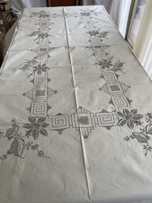 ancienne grande nappe richement brodée main de fleurs /7269V0