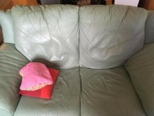 Canapé 2 places en skaï vert d'eau 150cm 82cm vendu en l'état. 