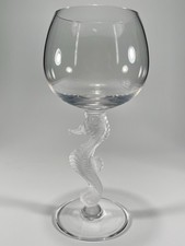 Verre à vin à pied Hippocampe de la cristallerie de Bayel