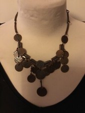 Collier cuivré avec pampilles ENTRE GUILLEMETS en très bon état.