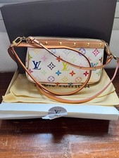 Louis Vuitton Pochette Accessoires, Monogramme multi-couleur sur fond blanc.