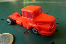 Petit camion NOREV au 1/86, tracteur Unic, en bon état, couleur rouge-orangé