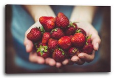 Toile/Cadres Essence images de fruits Femme tenant une portion de fraises en ma