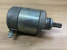 UN DEMARREUR ORIGINE POUR MOTO