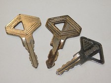 vintage LOT 3 CLE de démarrage neiman LOGO RENAULT VOITURE ronis VACHETTE france