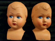 Deux 1/2 têtes de poupées anciennes en papier mâché en parfait état.