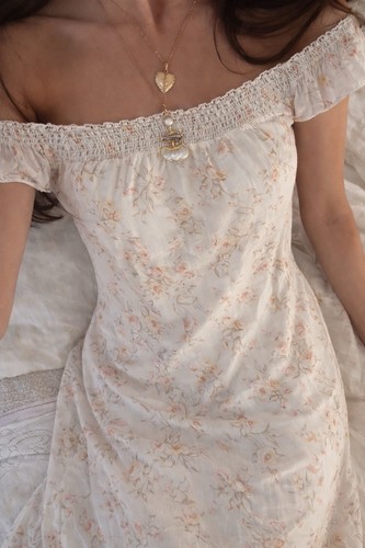 Robe blanche fleurie - , épaules