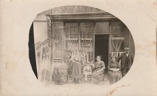 Carte-Photo, vitrine de magasin, spécialité de faulx et de sécateurs-à localiser