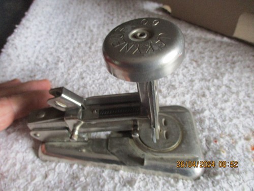 Ancienne agrafeuse poussoir - ancienne,